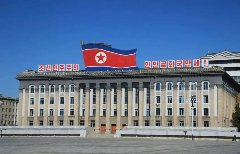 世界正盯着几大国之间的激烈角力，空气里全是火药味儿，感觉一根火柴就能点着。谁都没