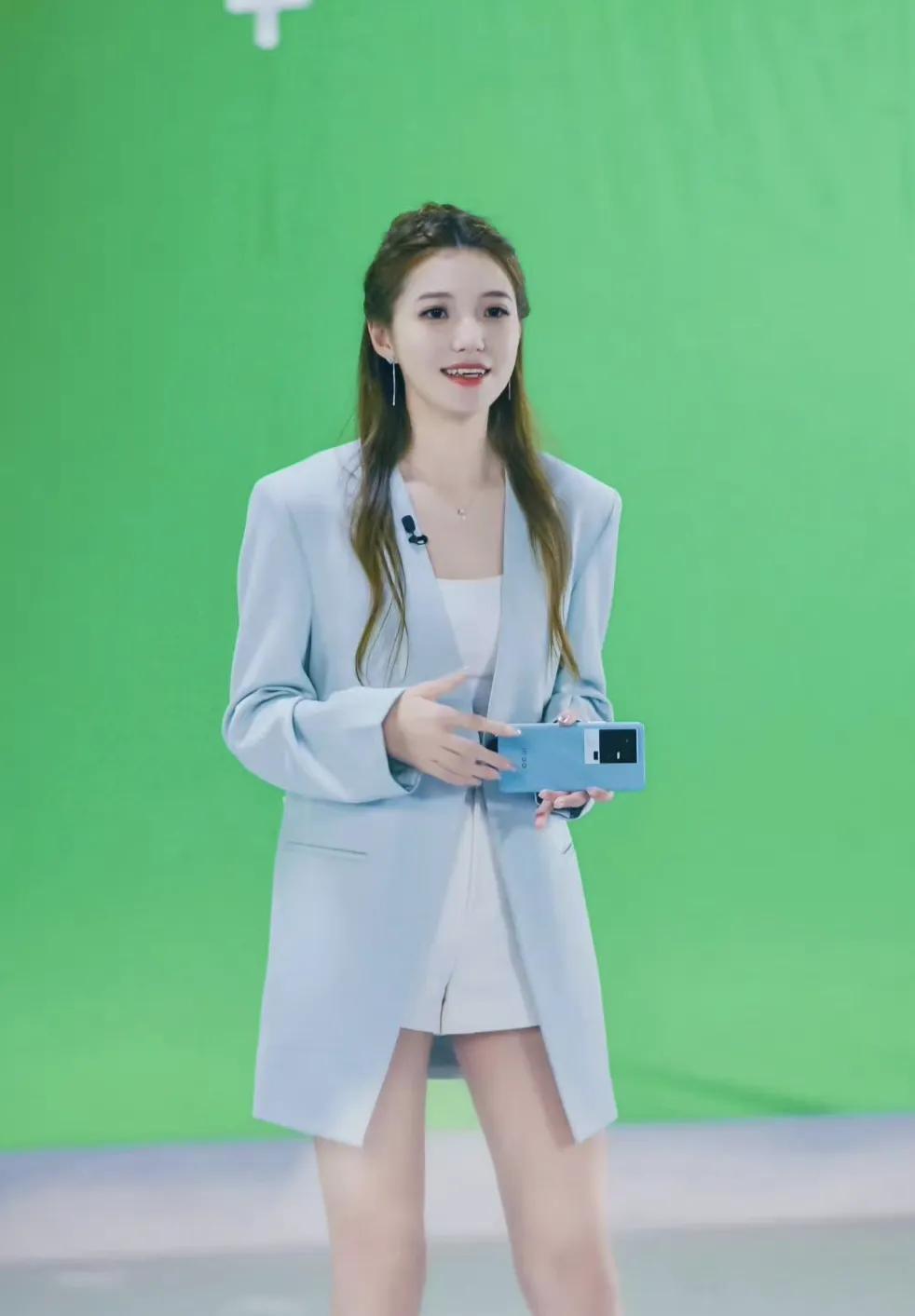 不愧是漂亮小姐姐，宋紫薇离职都能给整上热搜，之前待过华为，如今从iQOO离开，应