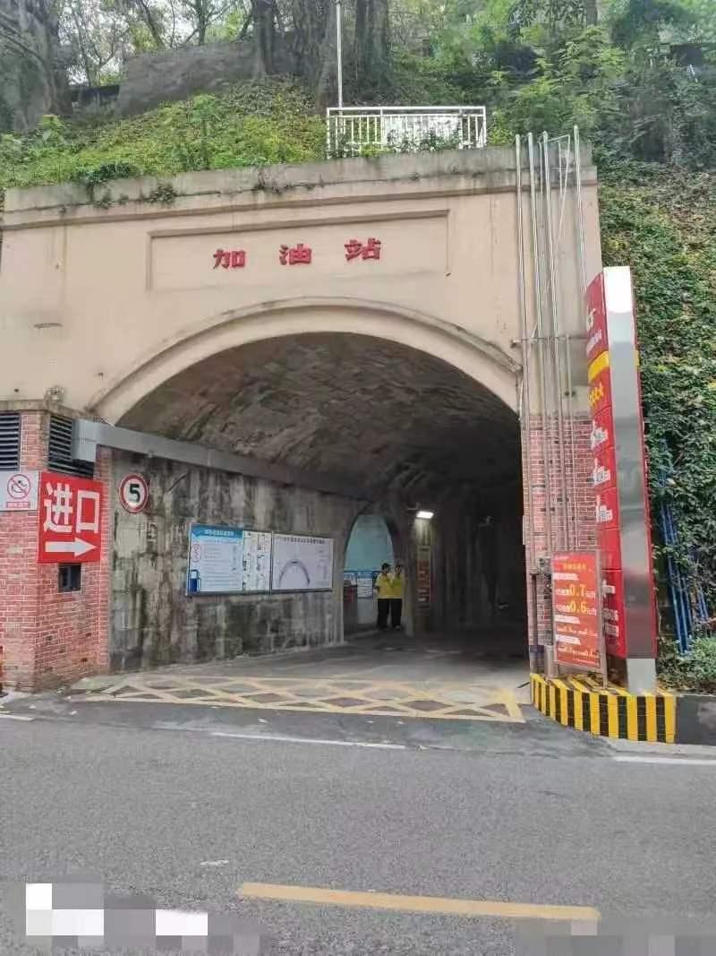 1941年，抗日时期，蒋介石在重庆防空洞里吃饭。陪着他吃饭的人员，一边是白崇禧，