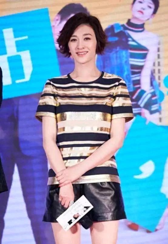 李小冉挑战自己小失败，短发造型太显成熟，几乎增龄了十岁。证明李小冉的脸型和气质不