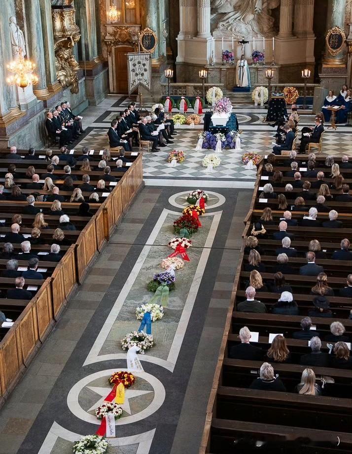 国王夫妇和王储一家三口、菲利普王子夫妇在王宫教堂，出席德西蕾公主的葬礼！埃斯特拉