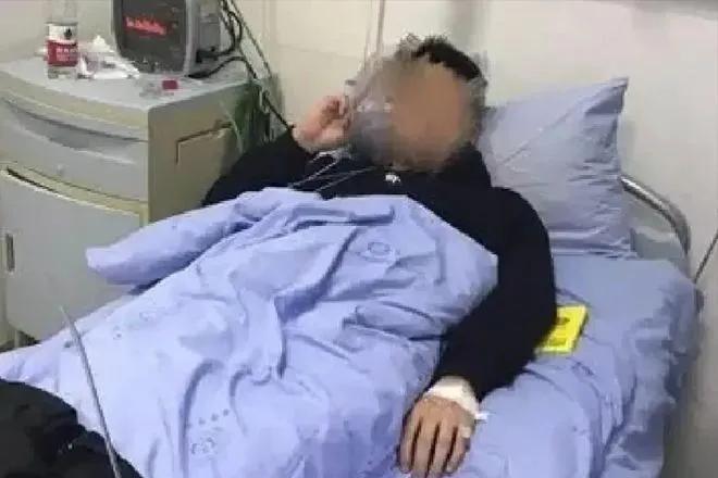 “要不是当初糊涂，我也不会变成个废人！”

50岁的解某，坐在轮椅上，左手抖个不