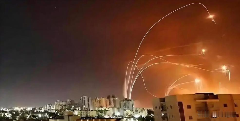 基辅夜空火光四起，大规模空袭降临，乌外长紧急向西方求援
 
  当地时间深夜，俄