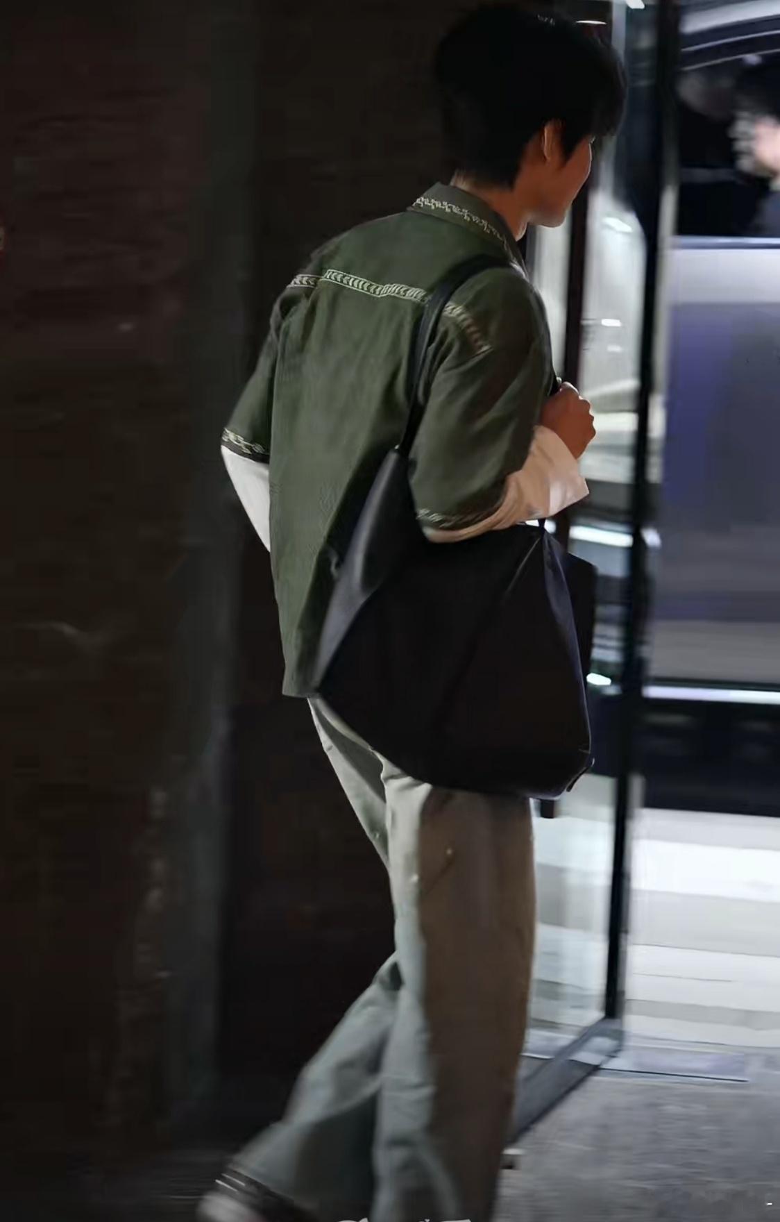 张真源录制密室大逃脱8真源来了！期待真源在节目里的表现啊！ 