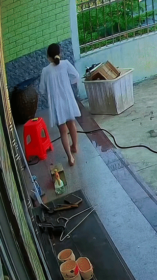 一名年轻女子在家里突然滑倒在了地上！
看起来她摔的不轻啊？
像这种瓷砖地面一旦沾