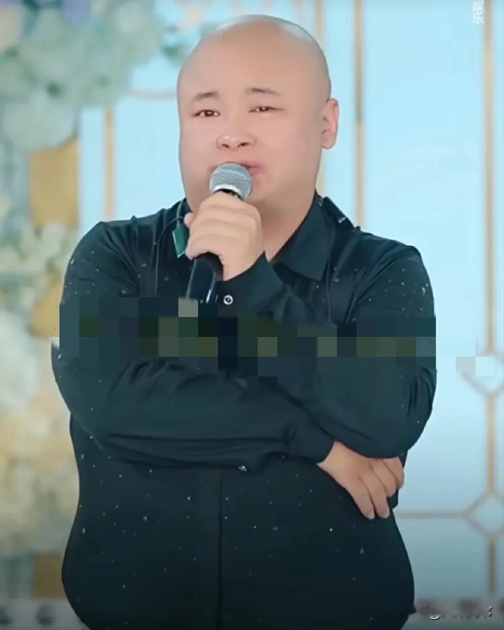 老狗粉丝见面会，台上感激三位贵人！

           老狗办粉丝见面会，在