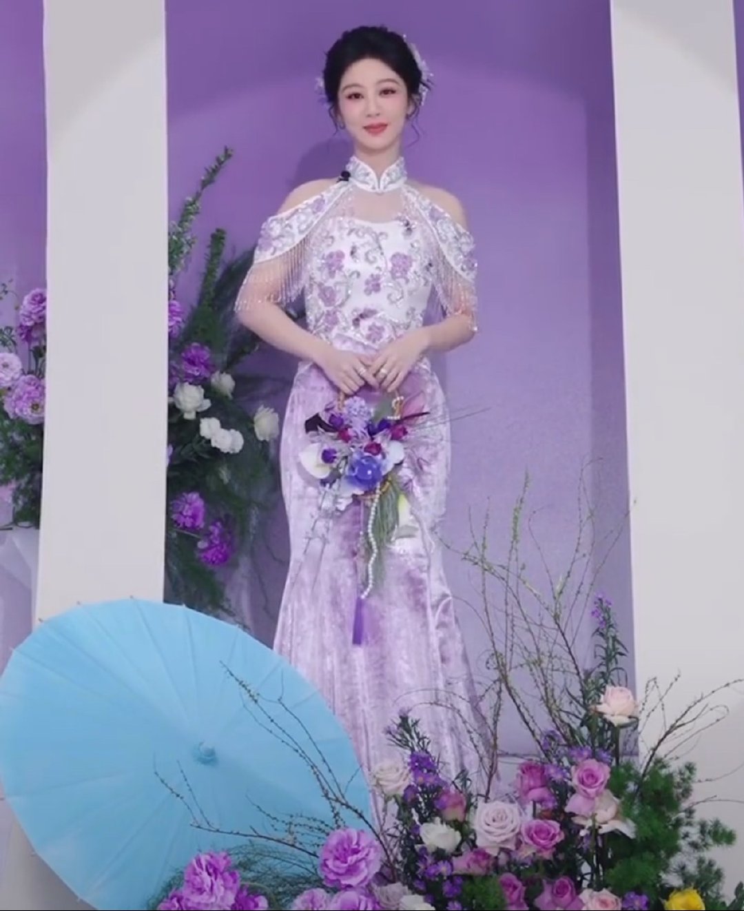 杨紫盘发紫旗袍杨紫刺绣紫旗袍 刺绣紫旗袍好美 