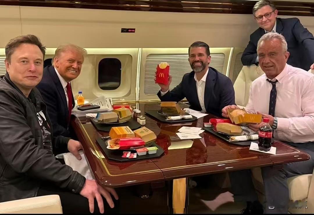 这张照片像不像特朗普团队的基本盘？特朗普，马宰辅，特太郎，加上肯尼迪家族的继承人