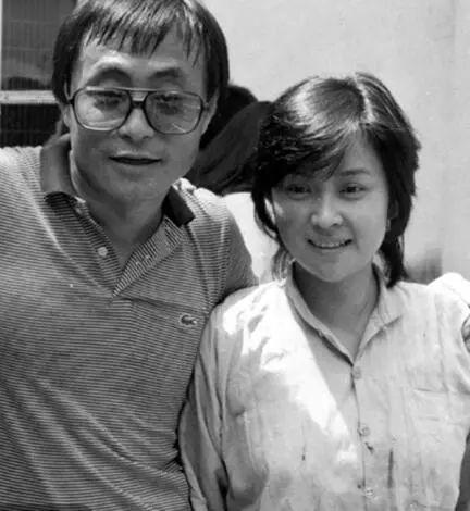 甄珍确实很漂亮，但偶尔她也有普通的照片。比如图一的她看起来和刘家昌有点夫妻相，此