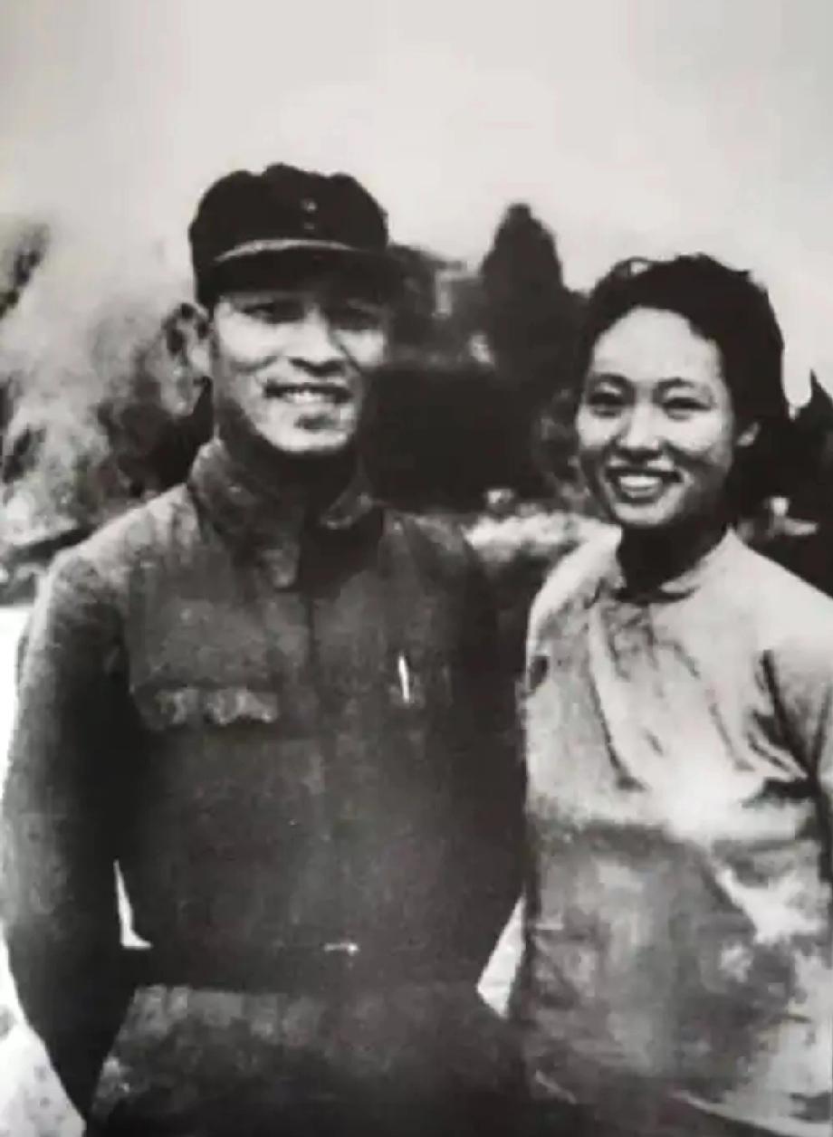 这是1944年彭雪枫将军和妻子林颖的战地合影。
 
泛黄的黑白照片褪去了八十余年