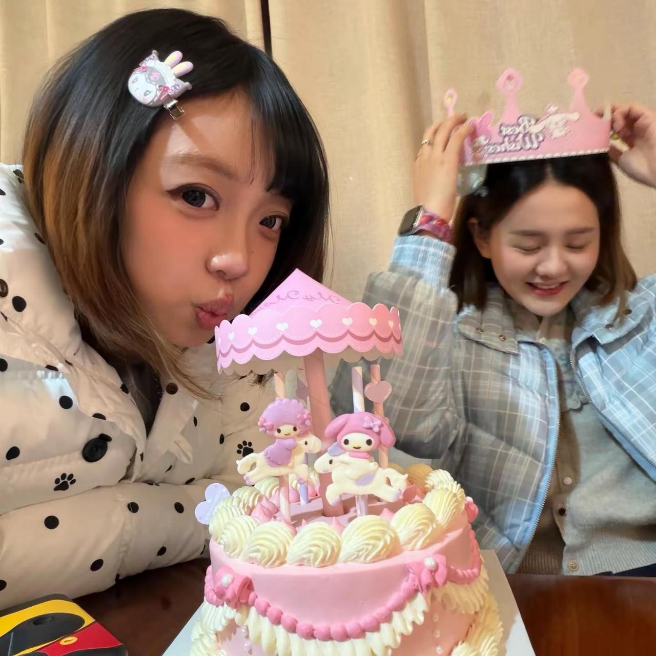 HBD👩🏻‍❤️‍💋‍👩🏻。@開心無限萬歲