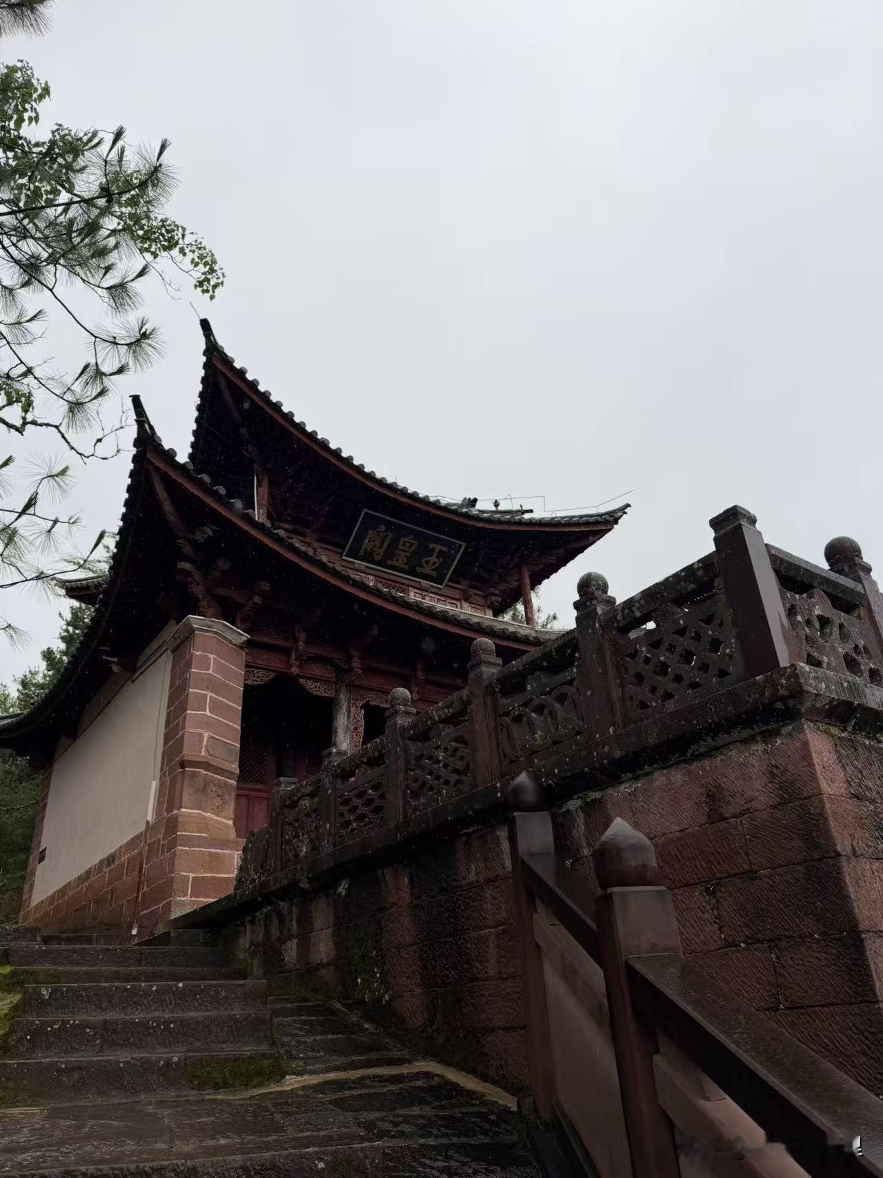 这个悬空寺太令人震撼了。是被徐霞客赞叹过的地方。

它位于云南大理州剑川县，距离