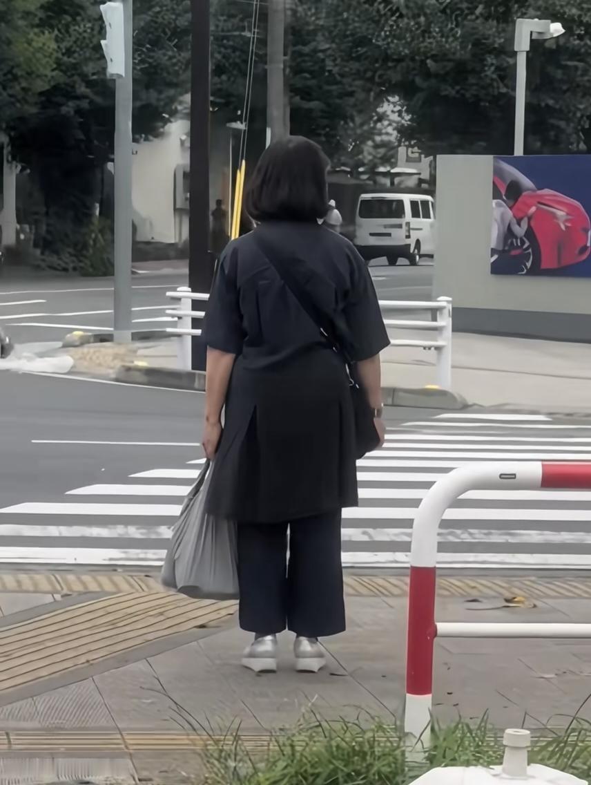 67岁山口百惠在日本东京一间超市购物被偶遇，她穿着一身朴素的休闲服，留着齐肩短发