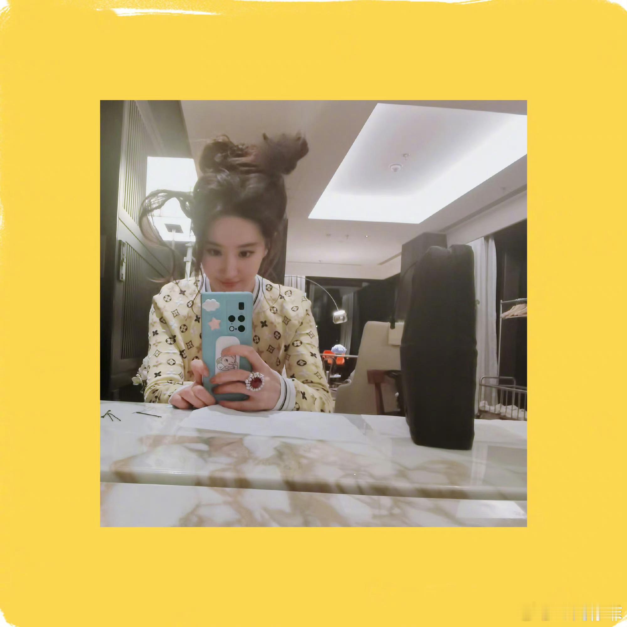 #刘亦菲还是没走出黄亦玫# 今天的营业照还是黄色的衣服[doge]不仅刘亦菲没走