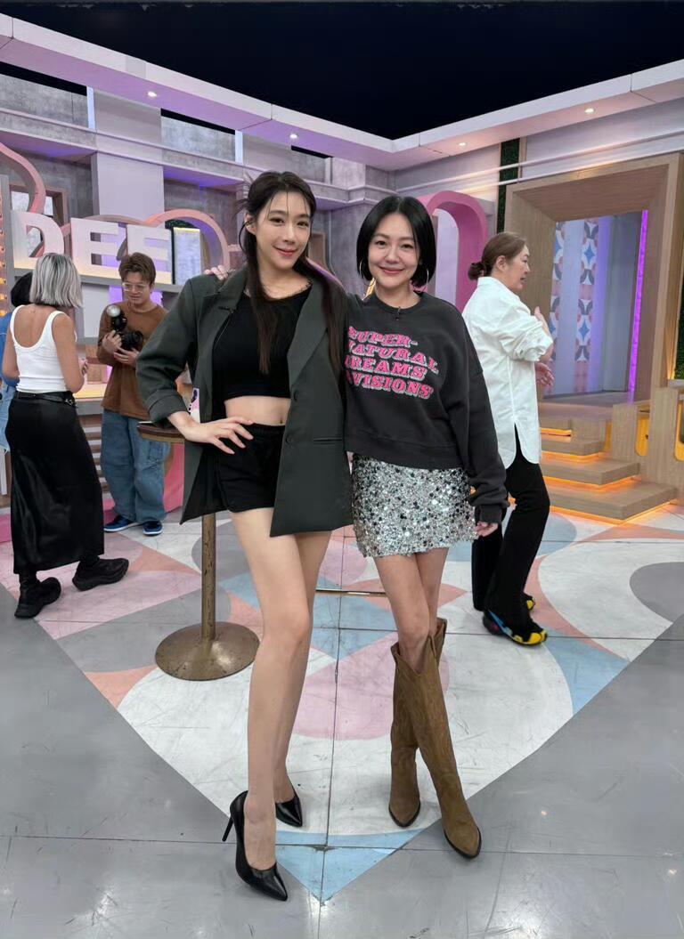 腿真是无敌了小S小姐不熙娣上班照 ​​​
