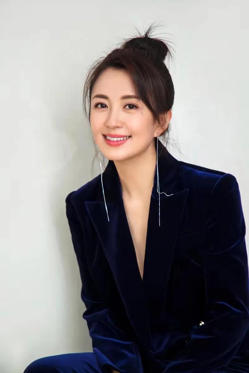 恕我直言，杨童舒真的太棒了！

杨童舒漂亮，主打一个知性大方！
杨童舒敬业，主打