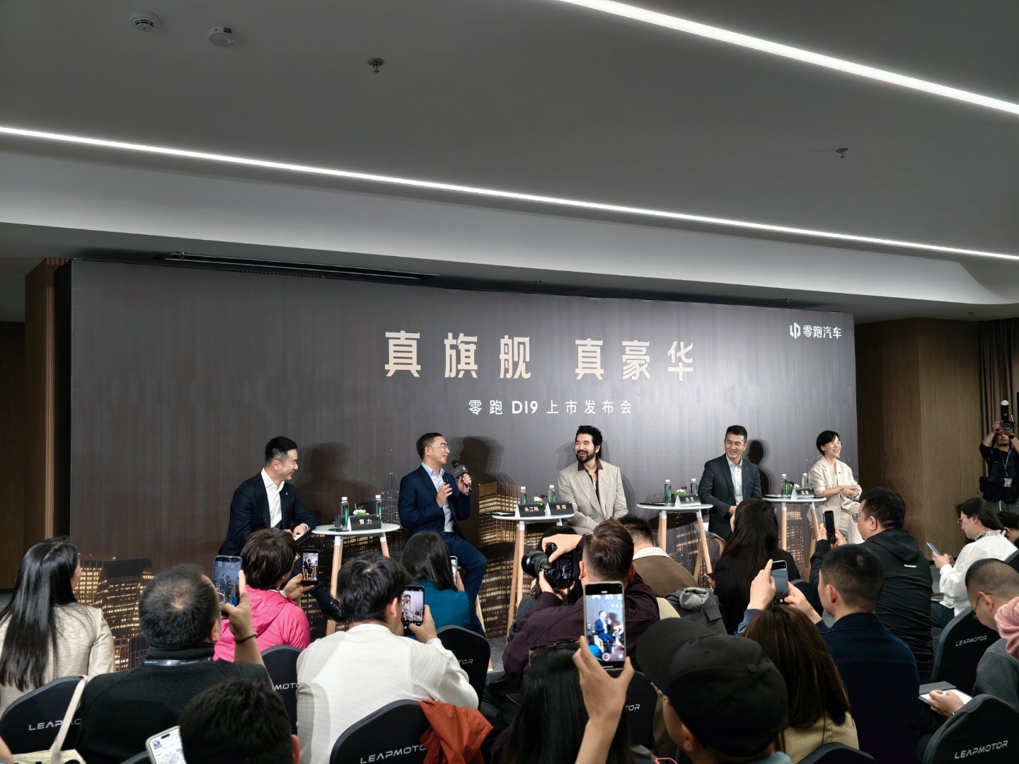 卷啊，这都卷到明星了现在明星也跟着参加车企的媒体群访了…零跑d19 费翔