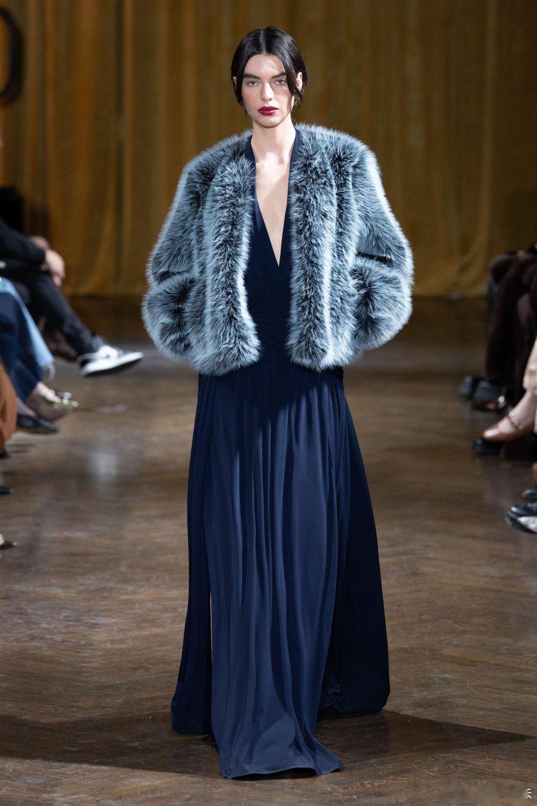 纽约时装周· CINQ À SEPT 2026秋季纽约时装周时装周普通人怎么看时