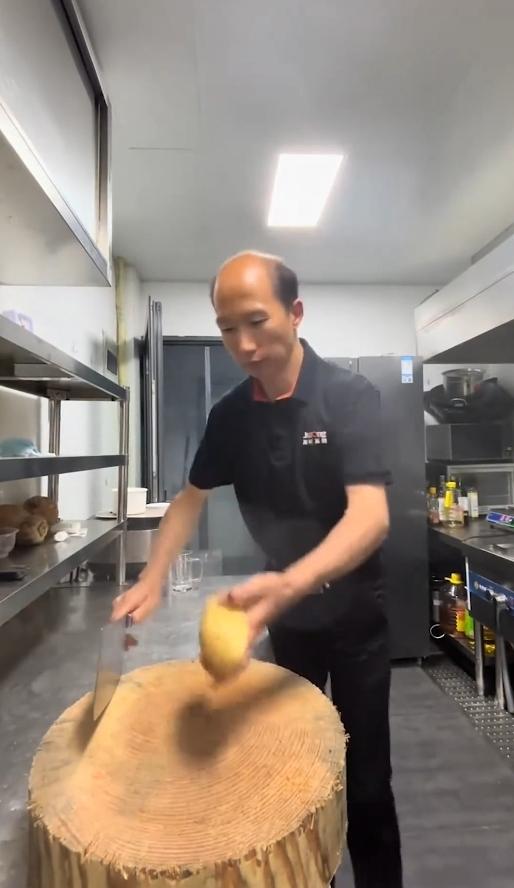 惊艳！近日，北京一位80后厨师在后厨大秀绝技，那一手蓑衣刀法，绝了！
 
人民日