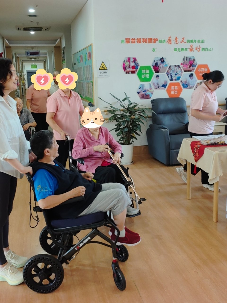 下午养老院庆祝建军节，我顺手帮忙把楼上的老人推下楼参加活动。我推的这位阿姨，就是