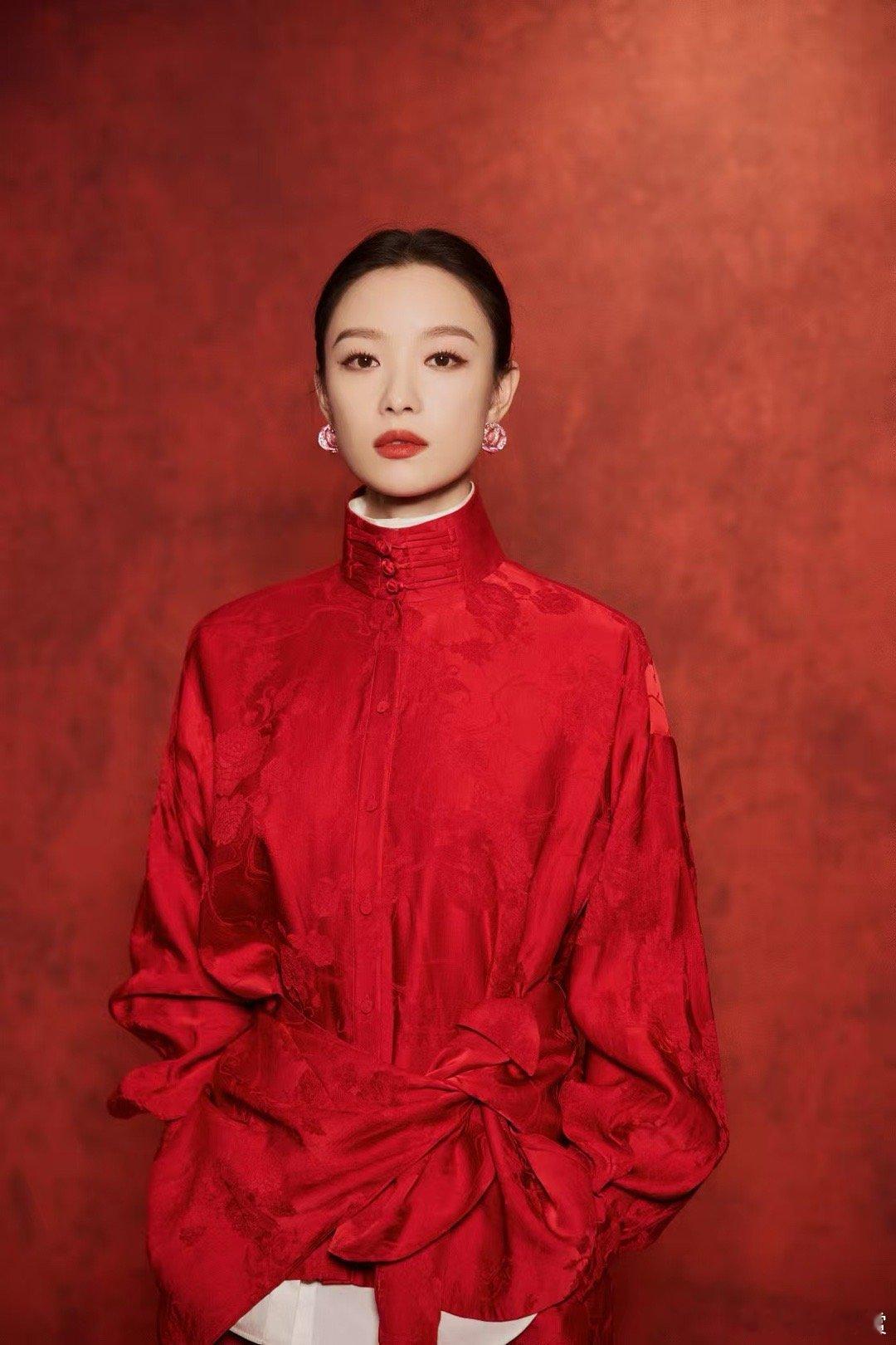 春晚舞台上的倪妮，新中式造型引领时尚潮流。丝绸面料与复古盘扣的搭配，既保留了传统