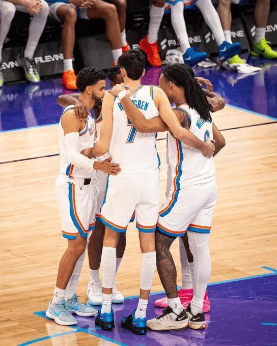 恐怖如斯，统治力尽显，这放眼NBA历史也是相当炸裂的！
今天，雷霆再下一城，13