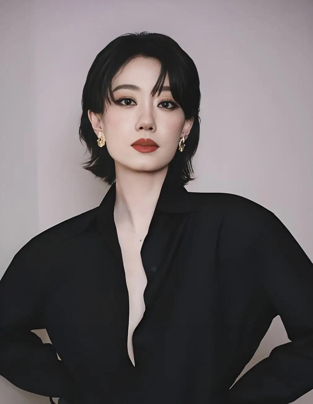 《你好，李焕英》 ：2021年上映，票房54.13亿，创华语女演员单片纪录。
《
