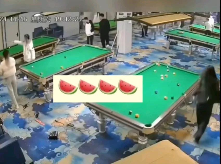 这么有血性的女孩子让去当兵吧！台球室惊现多名女孩持西瓜刀疯狂砍人
羽绒服都砍破了