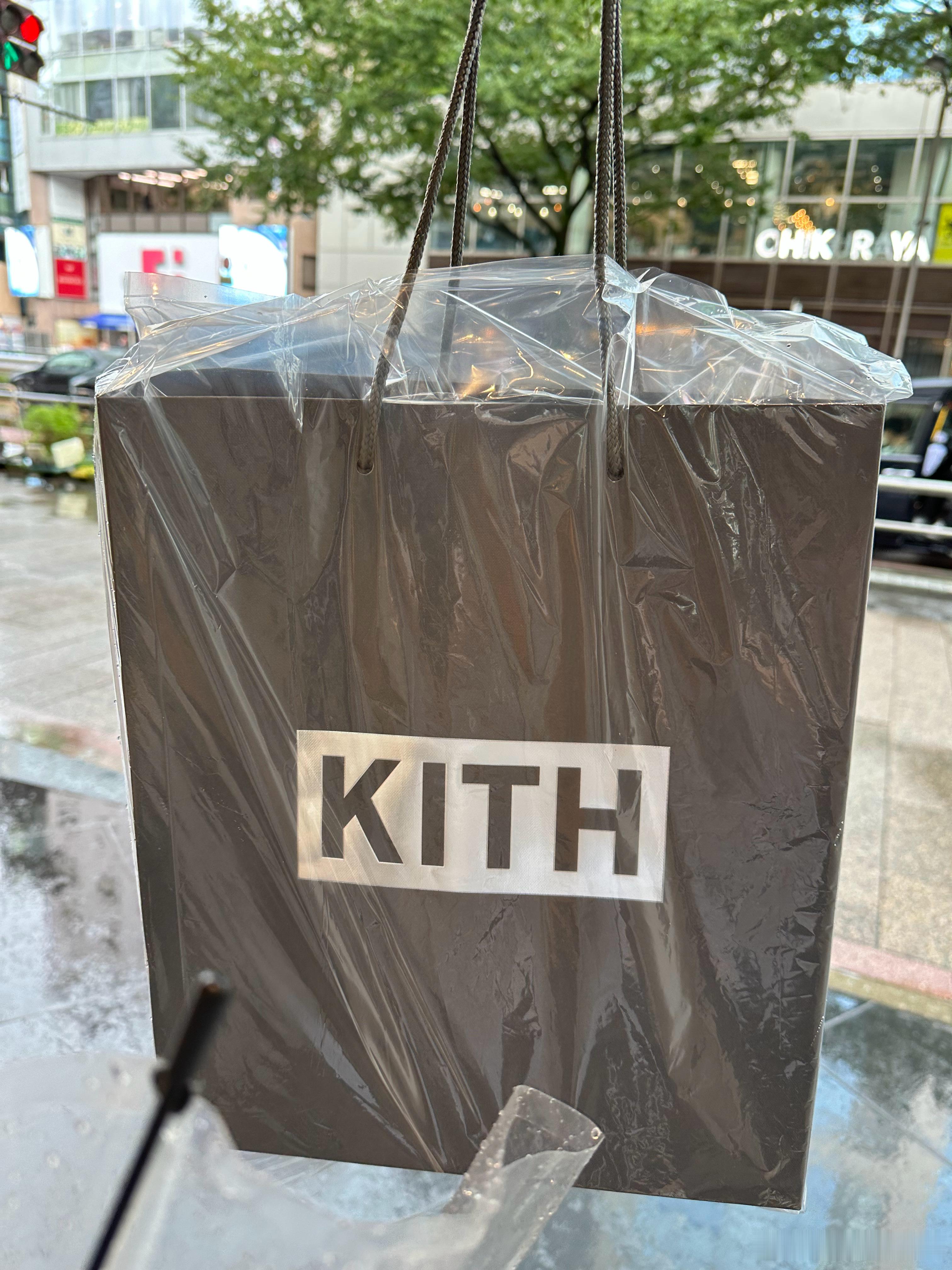 kith每回必买[馋嘴]面料舒适，选品审美都在线，店面也很帅，sa的対応没得说[