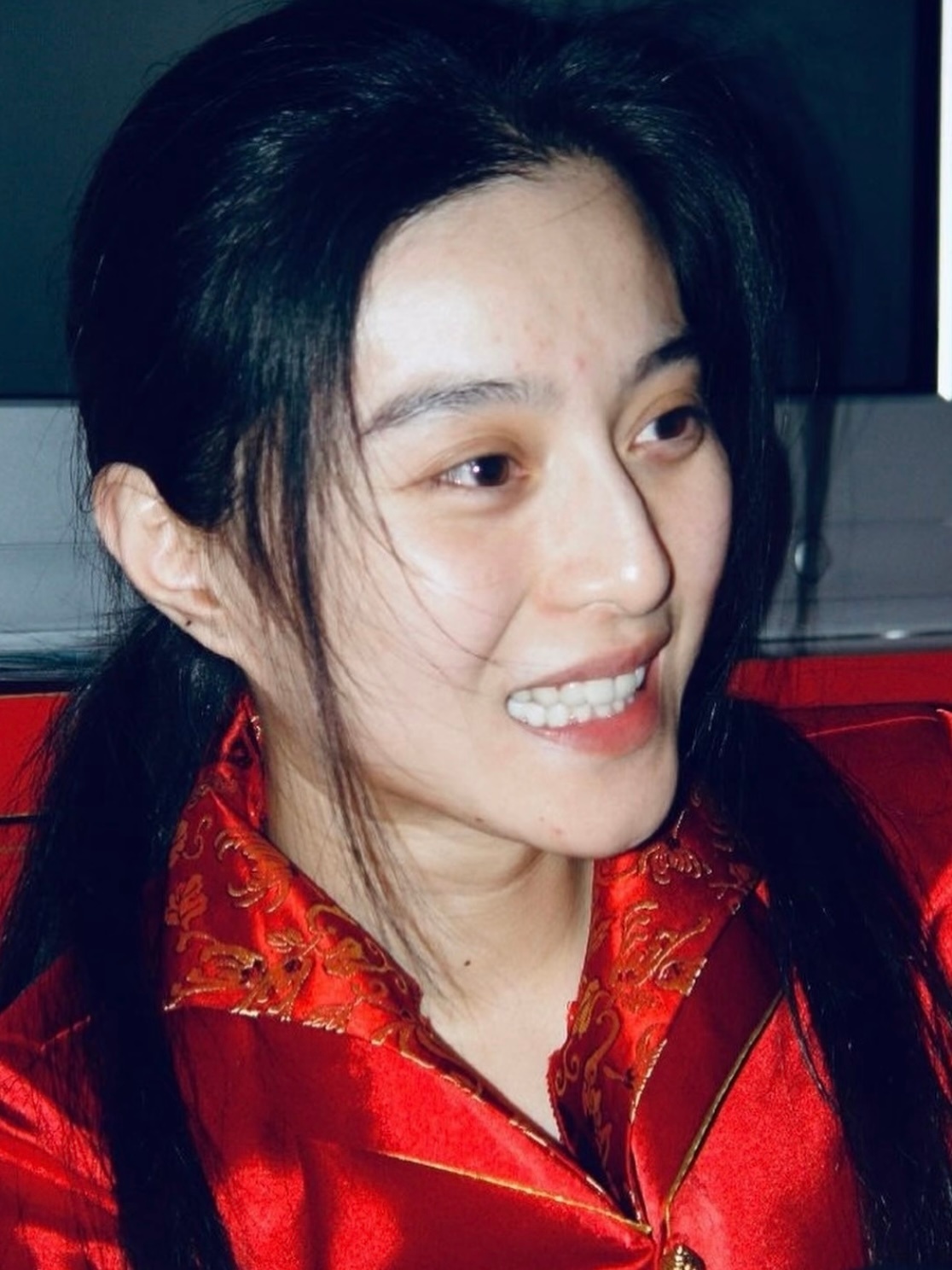 有没有人记得其实我们冰子以前颈纹也很重的，我从小就记得很清楚，因为我天生颈纹跟她