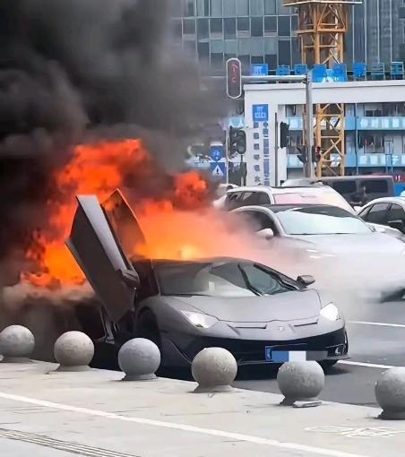 “不作死就不会死”，广州街头一声炸响，近千万兰博基尼烧成空壳，车主是租的车，这下