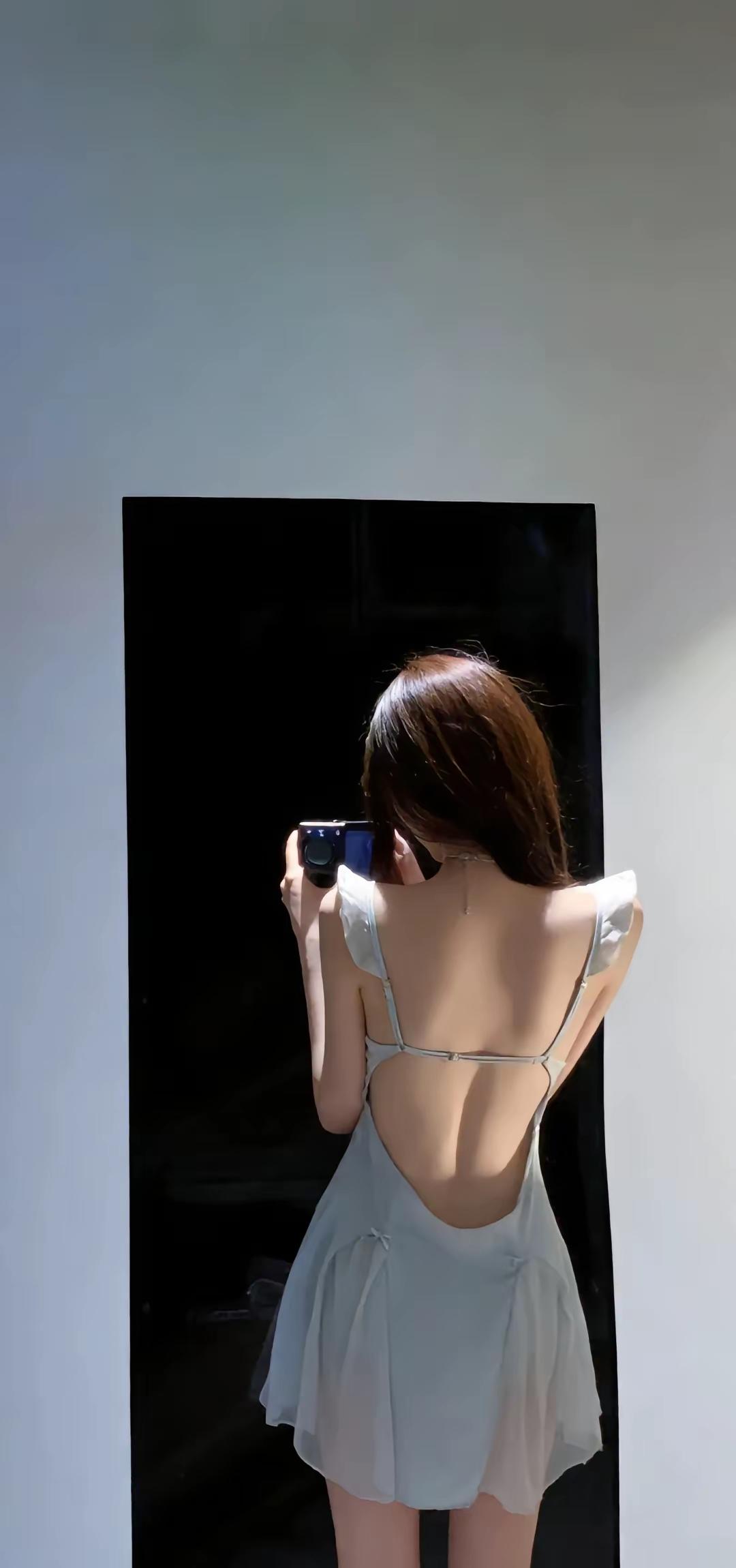 “我做不到决绝，
幸好你可以，
你用决绝解决了我的纠结。”
所以，我们都自由了！