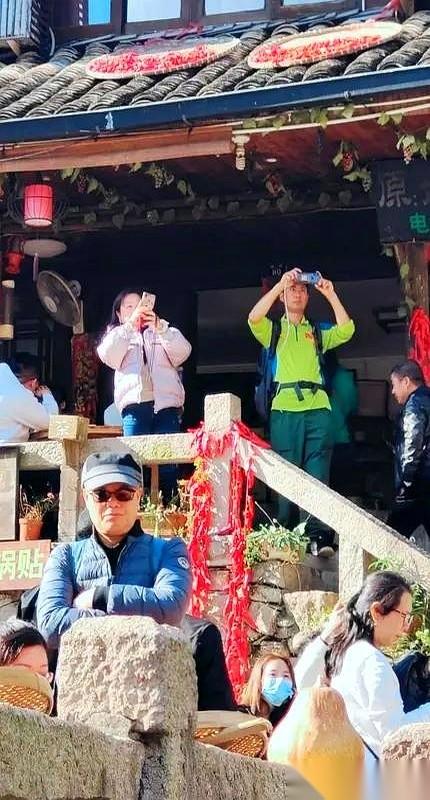 跟过一个去潮汕的低价团，团里有个阿姨，大概50来岁，颠覆了我对旅游的认知。
早上