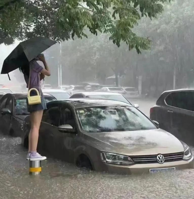 你有没有发现，到了下雨天，想打到一辆车真是太难了。
我上次下雨天，等了30分钟才