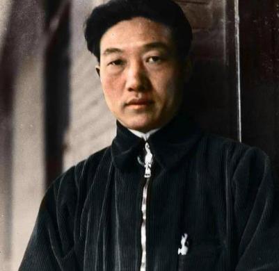 1937年，徐悲鸿在香港时，遇到一个德国人售卖四箱古画，当徐悲鸿看到第三箱时，突