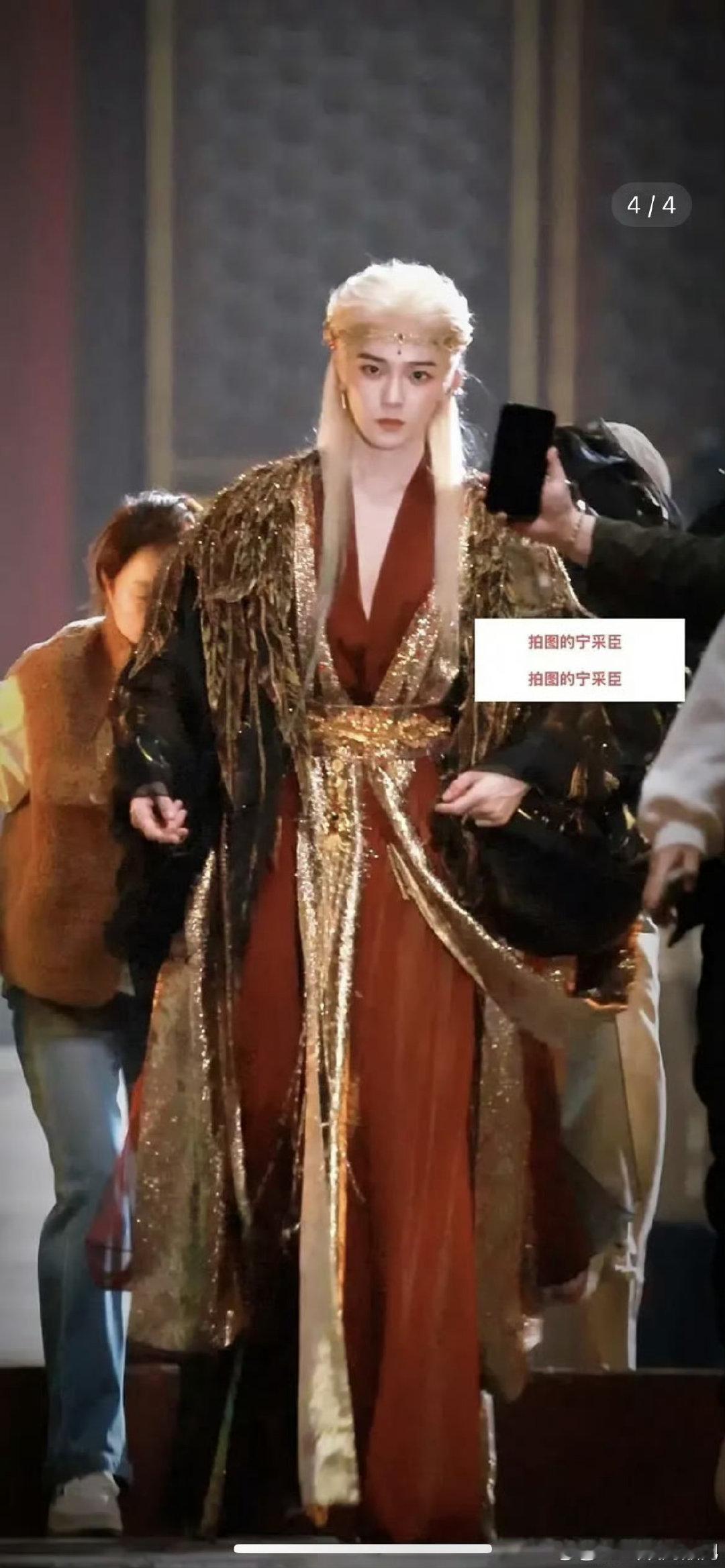 侯明昊百妖谱客串 感觉侯明昊就是为古装而生的，这白发金袍的造型，贵气逼人，宛如天