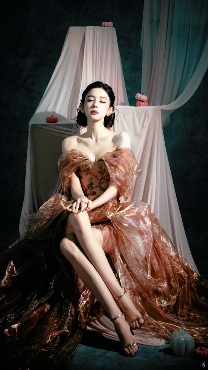 娜扎搂着我的腰和我合照 娜扎怎么这么会啊！这大方又温暖的搂腰互动，看得我疯狂心动