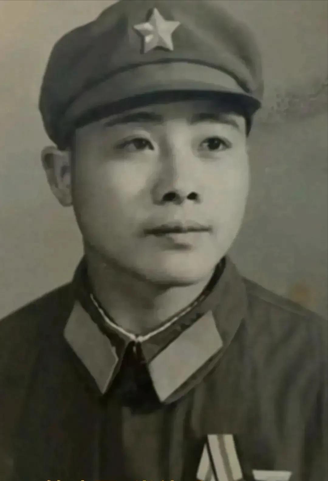 1979年，参军不到三个月的新兵肖德兵，在对越自卫反击战中的一次战斗中，上午入团