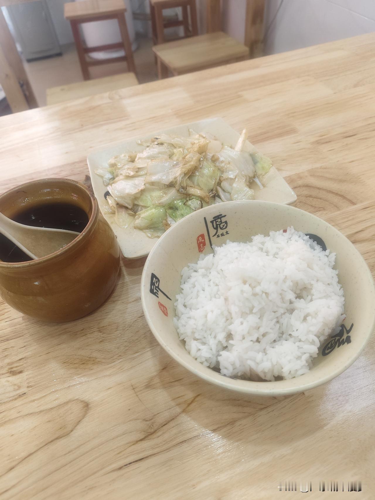 忙完工作，浑身发沉。
我就近走进广州街边木桶饭店，点上一套全素晚餐。
我拿起勺子