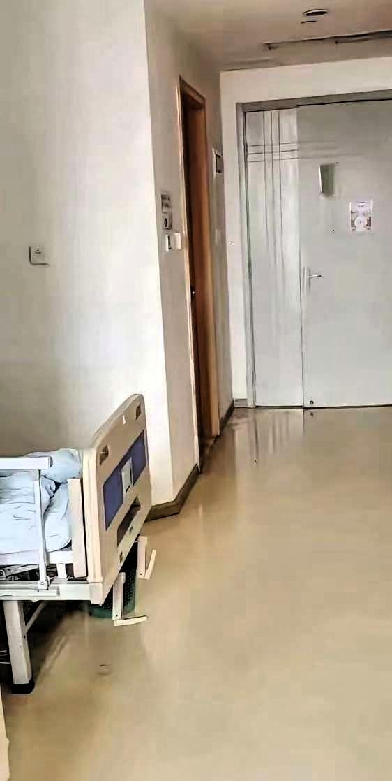 世界之大无奇不有。
昨晚一产妇正常生完孩子后，由于会阴撕裂，医生要给她缝针，但产