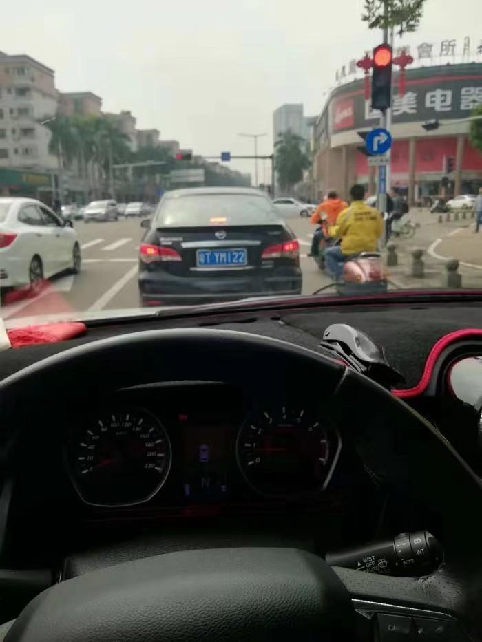 老王昨天开车过路口等红绿灯时堵了，排队好久正要通行，突然一辆车强行插对到我前面，