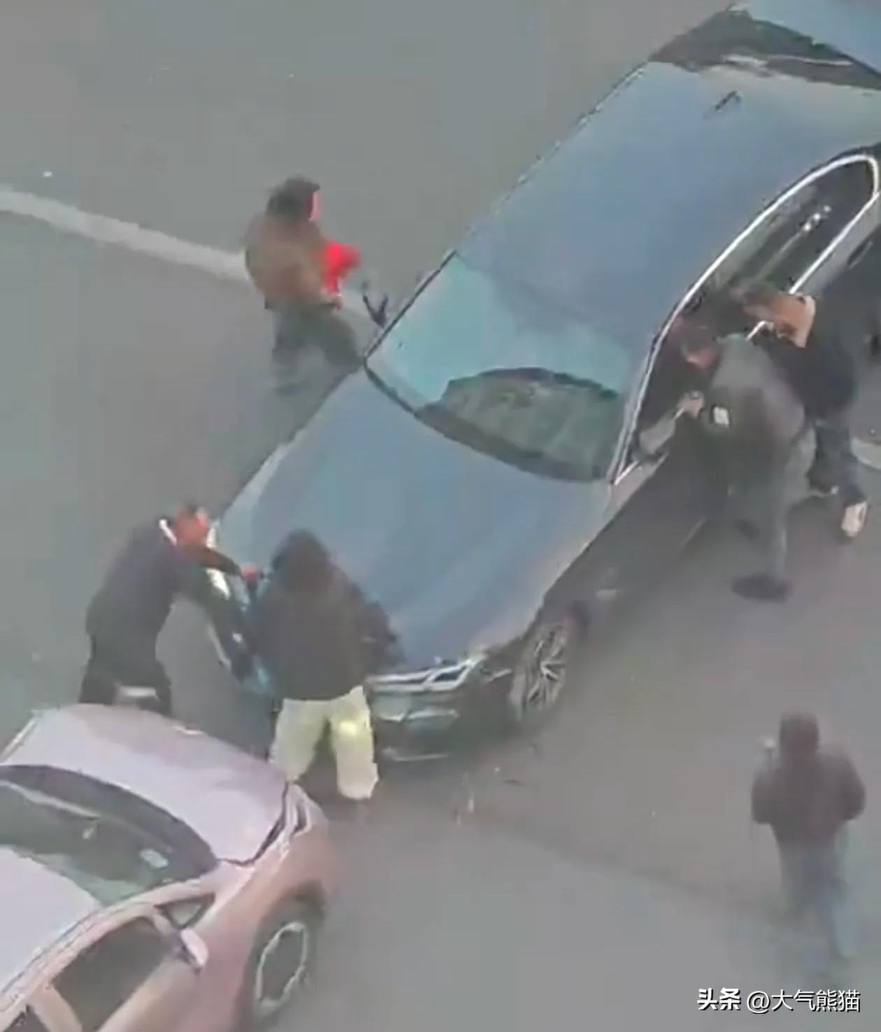 女性千万不要觉得男性打不过自己，安徽宣城两车发生剐蹭这个案件，就说明了一切！
一