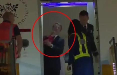 马克龙总算正面回应了，特朗普刚没多久还在那儿揭马克龙的私事，说人家老婆对他不好，