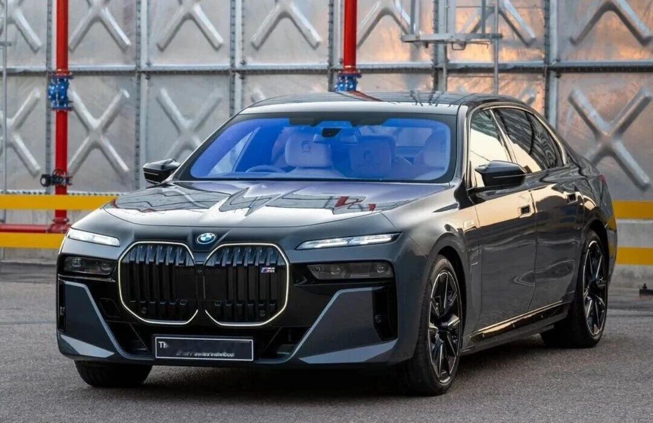 宝马真·全球定制的一台车，给某位重量级车主专门打造的——宝马7系全球定制祝寿版！