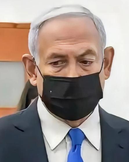 这一幕，终究还是落槌了。内塔尼亚胡，这位在政坛翻云覆雨几十载的硬汉，今天成了以色