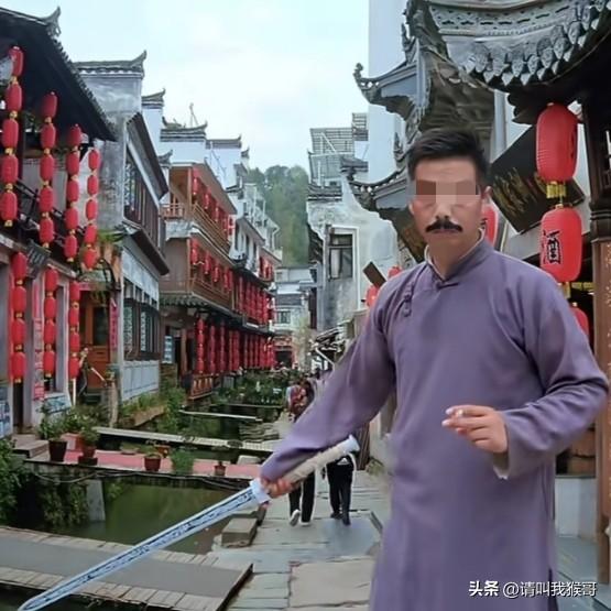 但凡念过小学的人，就算我给他打了马赛克，你们也应该能看得出这个博主扮演的是谁。我