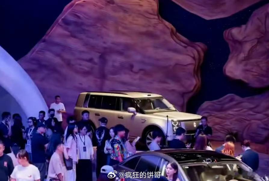 享界全系四车型亮相成都车展享界V8主打家用MPV市场，S9系列兼顾轿车与旅行需求