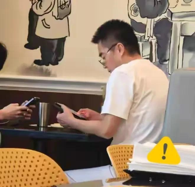 四婚的许亚军给所有人提了个醒，
你可以离婚，
也可以不出席前妻的丧礼，

但，一