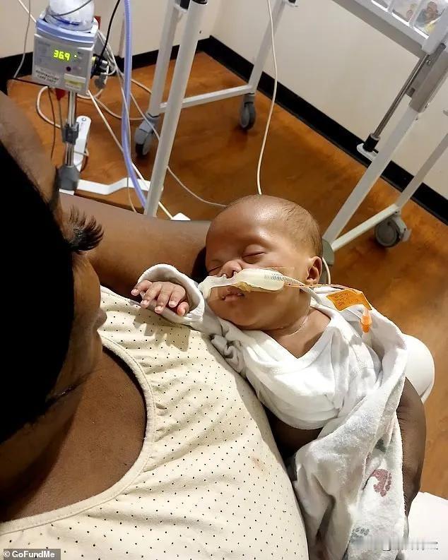 今年2月，美国佐治亚州女子阿德里亚娜·史密斯脑死亡，当时她已怀孕8周。由于当地法