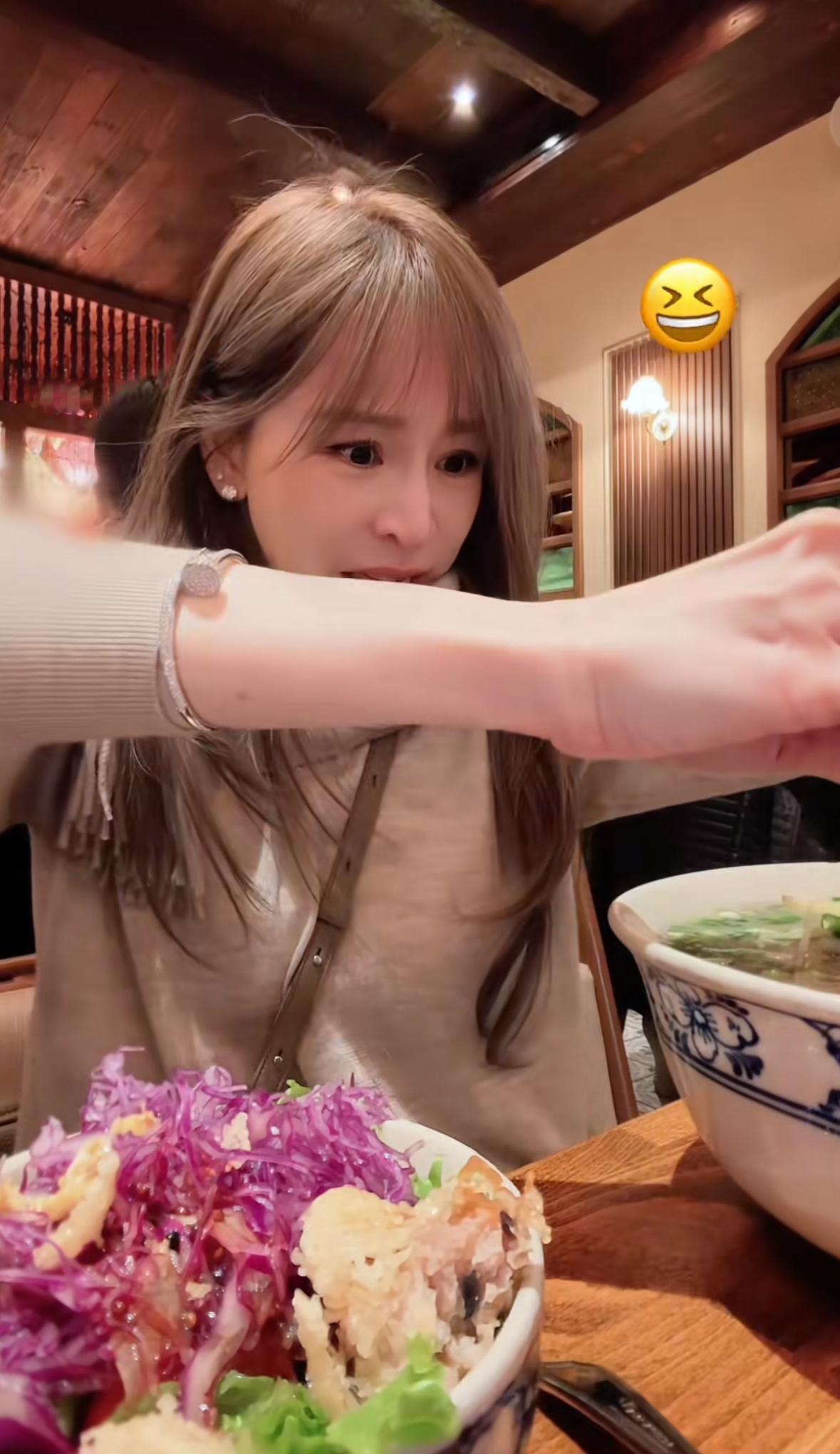 全脸都在使劲哈哈哈哈 太可爱了